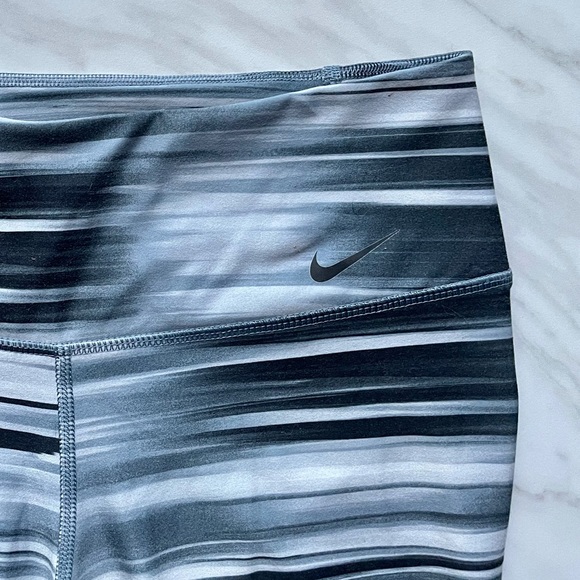 🏋️♀️🍑 Nike Legend 2.0 Grey Swift Tight Capris - Picture 2 of 5